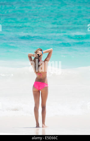 Une belle jeune femme en bikini sur une plage donnant sur la mer des Caraïbes, Banque D'Images