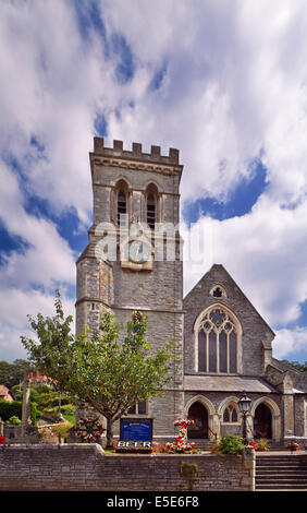 L'ancre à l'extérieur de St. Michaels Floral église paroissiale du village de pêcheurs de la bière, dans le sud du Devon, Royaume-Uni. Banque D'Images