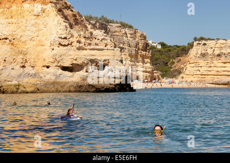 Les gens de la plongée libre dans l'océan au large de la plage de Marinha ( Praia da Marinha ), de l'Algarve, Portugal Europe Banque D'Images