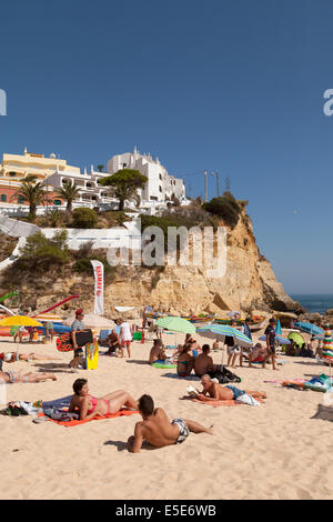 Le soleil sur la plage de Carvoeiro, Algarve, Portugal Europe Banque D'Images