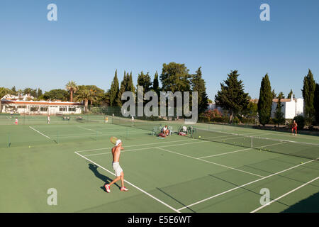 Les gens jouent au tennis dans le Rocha Brava Holiday Resort, à l'Algarve Portugal Europe Banque D'Images