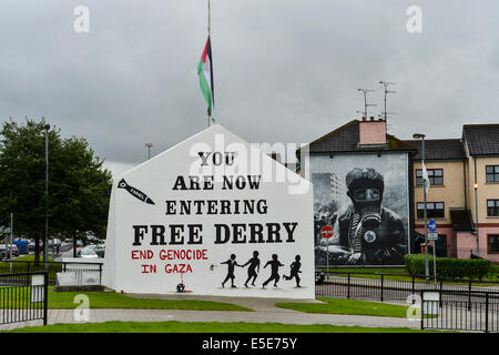 Derry, Londonderry, en Irlande du Nord - 29 juillet 2014 Pro-Palestinian slogan peint sur Free Derry mur. Pro-Palestinian slogan peint sur l'emblématique monument, Free Derry Mur, dans le Bogside nationaliste. Crédit : George Sweeney/Alamy Live News Banque D'Images