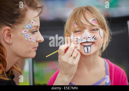 L'Asda Middleton Leeds, Yorkshire, UK. , Journée d'Asda. En photo fille a peint son visage Banque D'Images