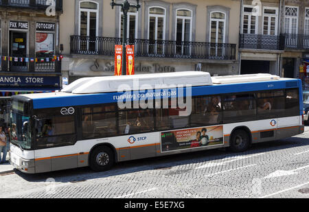 Bus fonctionnant au gaz naturel à Porto Portugal Banque D'Images