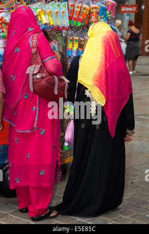 Manchester 29 Juillet, 2014. Porter des nouveaux vêtements pour l'Aïd, une Eid al-Fitr, également connu simplement comme l'Aïd, est une fête musulmane qui marque la fin du Ramadan, le mois de jeûne islamique. Célébrations se poursuivent pour une, deux ou trois jours, et les gens souhaitent mutuellement Eid Mubarak (bienheureux) Eid Eid ou dit (joyeux Aïd). Banque D'Images