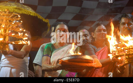 Ahmedabad, Gujarat/Inde. 29 juillet, 2014. Le Ministre principal, Anandi Patel lancer le tout premier maha-aarti sur la rivière Sabarmati,le maha-aarti est organisée par le Jagannath Temple Trust le Bhudar Sabarmati Riverfront près de Somnath, à Ahmedabad, Inde. Credit : Nisarg Lakhmani/Alamy Live News Banque D'Images