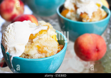 Peach cobbler Servi avec crème glacée à la vanille. Banque D'Images