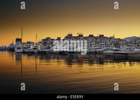 Motor yachts de luxe et bateaux amarrés dans la marina de Puerto Banus à Marbella, Espagne. Marbella est une destination populaire de vacances Banque D'Images