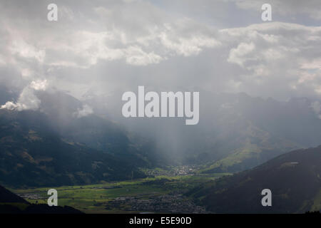 La tempête Hoher Tenn et grosses Weisbachhorn et le Kitzsteinhorn au-dessus du Zeller See Zell am See Salzbourg Autriche Banque D'Images