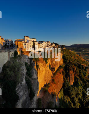 Vue magnifique depuis le nouveau pont de Ronda en Andalousie, Espagne à soir Banque D'Images