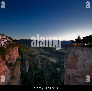 Vue magnifique depuis le nouveau pont de Ronda en Andalousie, Espagne à soir Banque D'Images