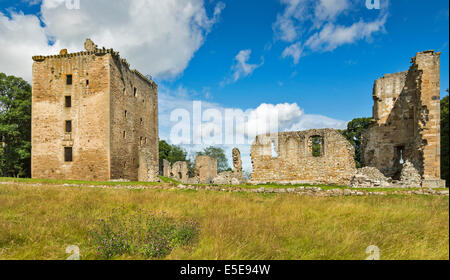 SPYNIE PALACE près d'ELGIN MORAY L'énorme tour de David AVEC RESTE DE LA GRANDE SALLE ET LA TOUR DE PLUS PETITE TAILLE Banque D'Images