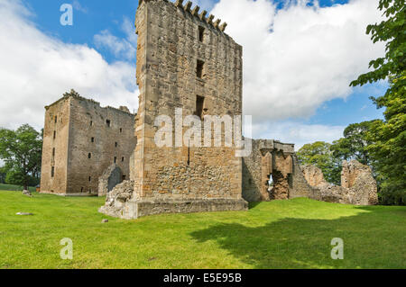 SPYNIE PALACE près d'ELGIN MORAY LE MUR DE LA TOUR DE PLUS PETITE TAILLE ET LA PASSERELLE AVEC DAVIDS TOUR DERRIÈRE Banque D'Images