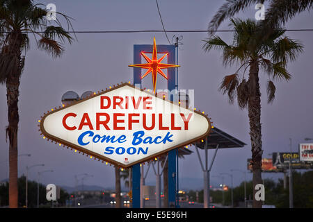 De retour, le panneau Welcome to Fabulous Las Vegas et monument touristique financé en mai 1959 et érigée peu après par l'ouest de Neon. Banque D'Images