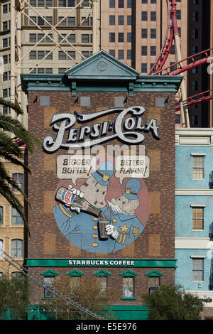 Pepsi Cola advert sign à New York-New York Hotel & Casino Las Vegas Strip, Las Vegas Boulevard South, dans le Paradis, au Nevada. Banque D'Images