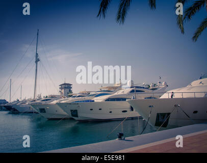 Luxury yachts amarrés dans le port de plaisance d''Alcudia, Majorque, Iles Baléares, Espagne. Banque D'Images