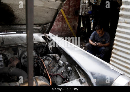 Un mécanicien répare une voiture cubaine à La Havane, Cuba. Banque D'Images