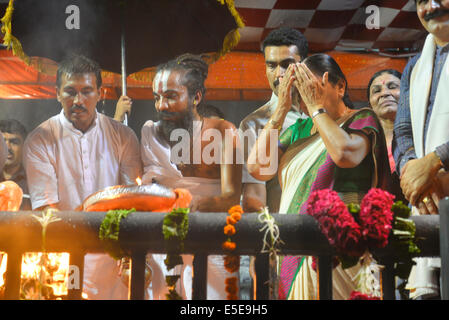 Ahmedabad, Gujarat/Inde. 29 juillet, 2014. Le Ministre principal, Anandi Patel lancer le tout premier maha-aarti sur la rivière Sabarmati,le maha-aarti est organisée par le Jagannath Temple Trust le Bhudar Sabarmati Riverfront près de Somnath, à Ahmedabad, Inde. Credit : Nisarg Lakhmani/Alamy Live News Banque D'Images