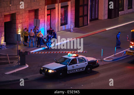 Les agents de police de participer à une scène juste à côté de la Strip à Las Vegas Boulevard South, dans le paradis, NEVADA USA Banque D'Images