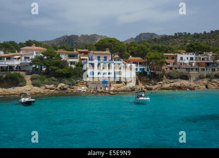 Petit village de pêcheurs de Sant Elm vu de la mer. Majorque, Baléares, Espagne. Banque D'Images