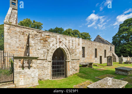 ST PETER'S KIRK OU ÉGLISE DUFFUS MORAY LE PORCHE ET DÉCORÉS ARCH Banque D'Images