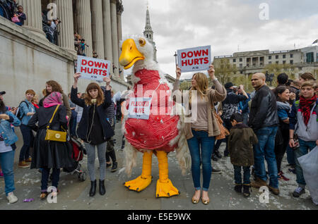 Les militants de PETA tenir protestation à Pillow Fight à Trafalgar Square Banque D'Images