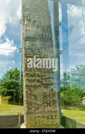 SUENO'S STONE FORRES MORAY LE CÔTÉ EST UN 6,5 M DE HAUT EN PIERRE sculpté représentant des scènes de bataille et de guerriers datant de l'an 900 Banque D'Images