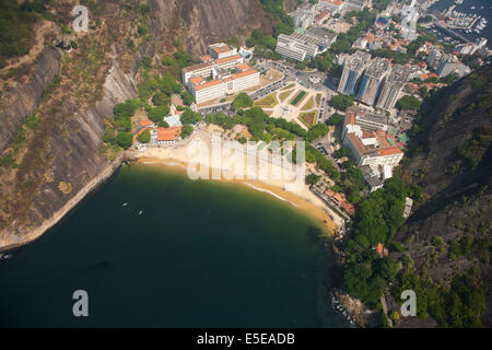 Vue aérienne de la Praia Vermelha dans Urca assis à côté de Pain de Sucre, Rio de Janeiro, Brésil Banque D'Images