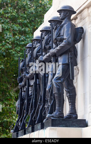 Le Mémorial de la Garde avec des statues de soldats des régiments de la Garde des pieds qui sont morts à la première Guerre mondiale, sculptés par Gilbert Ledward, St James Park, Londres, Royaume-Uni Banque D'Images
