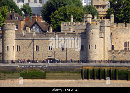 Londres, Royaume-Uni, 29 juillet 2014, de nombreux prisonniers de The Tudors accusé de trahison est entré dans la Tour de Londres par la porte des traîtres de la Tamise où ils ont été emprisonnés et exécutés. La porte a été construit par Édouard I, de fournir une porte d'eau entrée de la tour. Ann Boleyn et Royals y compris les pirates y compris le capitaine Kidd et William Wallace ont été portés par cette porte. Banque D'Images