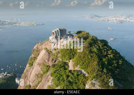 Vue aérienne du mont du Pain de Sucre avec la station de téléphérique de l'aéroport Santos Dumont et de la baie de Guanabara, Rio de Janeiro, Brésil Banque D'Images