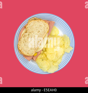 Un sandwich au saucisson de pain italien avec des jetons sur une plaque rayés bleus sur un fond rouge. Banque D'Images