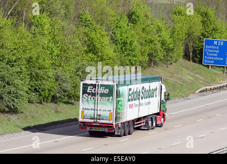 Eddie Stobart un chariot qui se déplace le long de l'autoroute M20 dans le Kent, Angleterre Banque D'Images