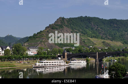 Le pont principal sur la rivière de la Moselle à Cochem, Allemagne Banque D'Images