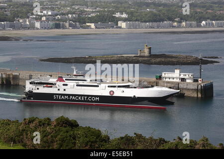 Manannan, le catamaran grande vitesse car-ferry construit par Incat Tasmania Pty Ltd., laissant Douglas Harbour sur l'île de Man Banque D'Images