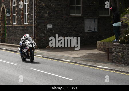 Michael Dunlop équitation une BMW, en compétition dans la course à l'île de Man TT 2014. Banque D'Images