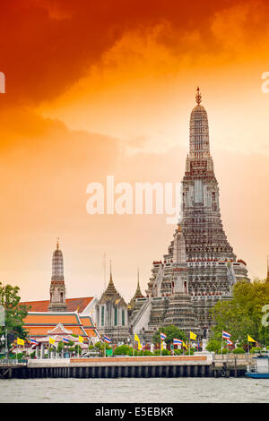 Wat Arun, temple de l'aube sous les nuages d'or, Bangkok, Thaïlande Banque D'Images