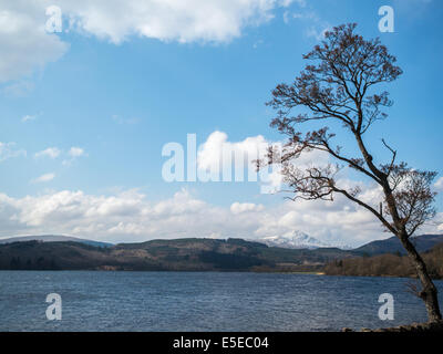 Loch Chon avec les montagnes à l'extrémité Banque D'Images