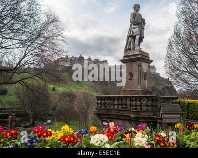 Vue à travers les jardins de Princes Street, à l'Edinburgh Castle Banque D'Images