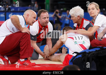 SSE Hydro, Glasgow, Écosse, Royaume-Uni, mardi, 29 juillet 2014. Sam Oldham, en Angleterre, qui reçoit un traitement après avoir subi une blessure lors de la compétition de l’équipe masculine de gymnastique artistique aux Jeux du Commonwealth de Glasgow en 2014 Banque D'Images