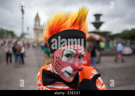 Guatemala City, Guatemala. 29 juillet, 2014. Un clown pose pour des photos lors de la sixième Congrès latino-américain de clowns parade, au centre historique de la ville de Guatemala, capitale du Guatemala, le 29 juillet 2014. Crédit : Luis Echeverria/Xinhua/Alamy Live News Banque D'Images