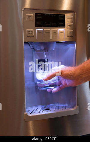 La glace de la porte du réfrigérateur et distributeur d'eau Banque D'Images