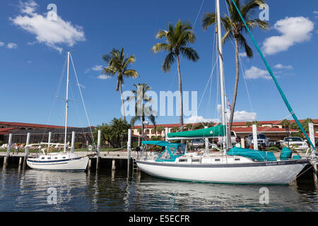 Voiliers amarrés au quai privé en Canal, Punta Gorda, FL, USA Banque D'Images