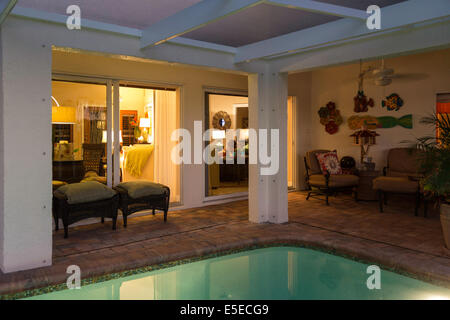 Vitrine House avec Moustiquaire privée Dans la piscine de nuit, FL, États-Unis Banque D'Images