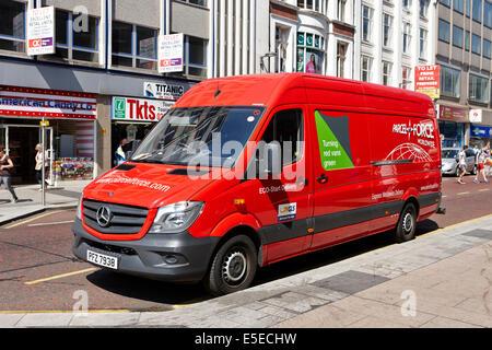 Parcelforce Worldwide collection livraison van dans Belfast City Centre Banque D'Images