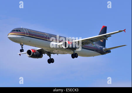 Airbus A321 exploité par Royal Jordanian Airlines en approche pour l'atterrissage à l'aéroport Heathrow de Londres Banque D'Images