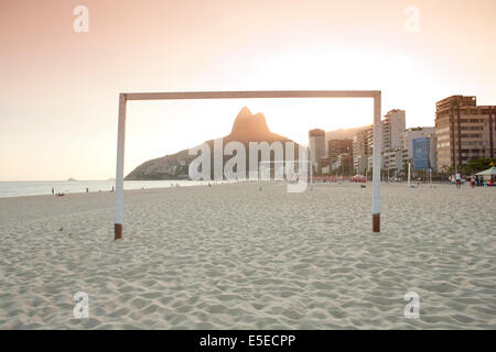 Vue d'un terrain de football de plage sur la plage d'Ipanema avec les montagnes derrière Dois Irmãos, Rio de Janeiro, Brésil Banque D'Images