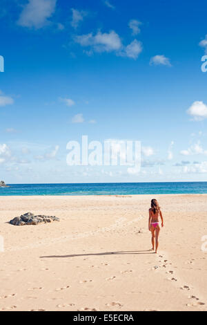 Figure dans un paysage. Une jeune femme sur une plage tropicale déserte sur l'île Fernando de Noronha au Brésil Banque D'Images