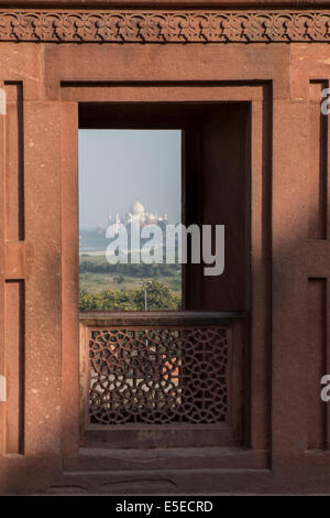 Le Taj Mahal vu à travers une fenêtre de Fort d'Agra, Agra, Inde Banque D'Images