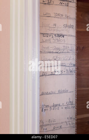 La croissance des enfants Tableau de penderie jambage de porte, Residential Home, USA Banque D'Images